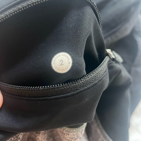 Lululemon HR speed up shorts 2.5” - size 2 - Picture 2 of 2